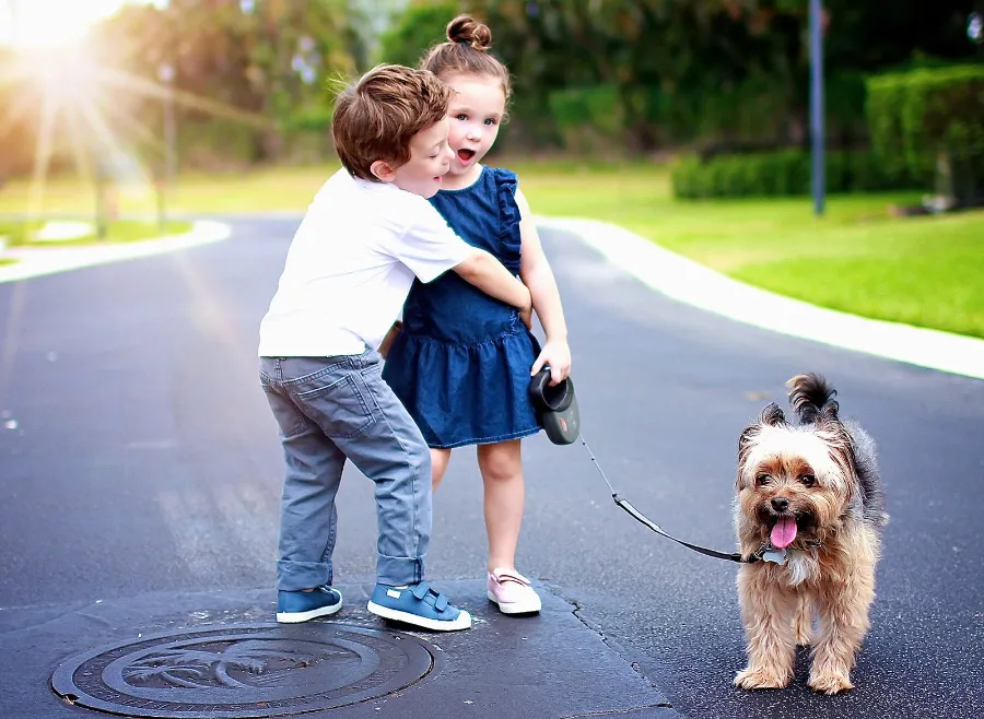 Two kids hugging, both in Cienta shoes